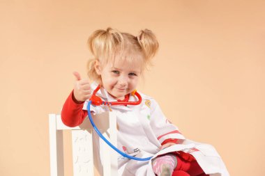 Neşeli çocuk doktoru bir kitap okuyor ve onun içine giriyor. - Evet. Yüksek kalite fotoğraf