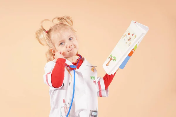 Radostný Dětský Lékař Čte Knihu Zapisuje Kvalitní Fotografie — Stock fotografie