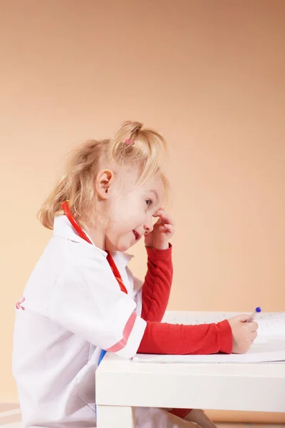 Dziecko Przebrane Lekarza Robi Notatki Notatniku Uważnie Słucha Pacjenta Wysokiej — Zdjęcie stockowe