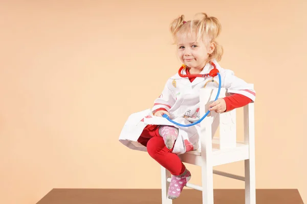 Malá Holka Stetoskopem Lékařském Oblečení Sedí Bílém Křesle Čeká Pacienty — Stock fotografie