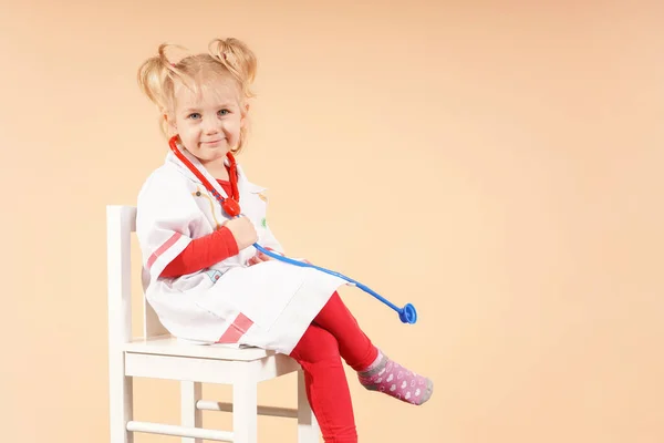 Dziecko Stetoskopem Białym Krześle Bawi Się Doktora Mała Dziewczynka Lekarz — Zdjęcie stockowe