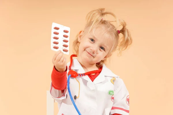 Dziecko Stetoskopem Trzyma Rękach Pęcherz Tabletek Pokazuje Lekarz Dziecięcy — Zdjęcie stockowe