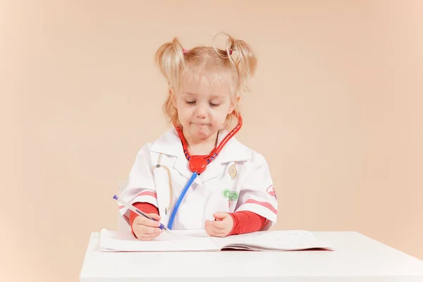 Dziecko Przebrane Lekarza Robi Notatki Notatniku Uważnie Słucha Pacjenta Wysokiej — Zdjęcie stockowe