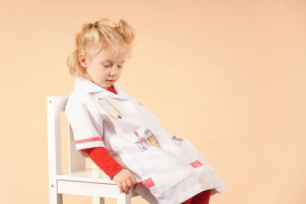 Девочка Играла Доктора Уснула Кресле Высокое Качество Фото — стоковое фото