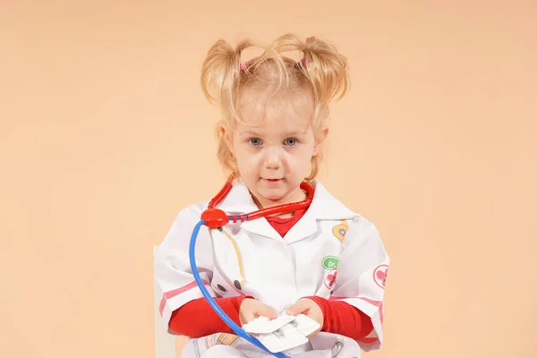 Dziewczyna Lekarz Oferuje Leki Dla Pacjentów Lekarz Dziecięcy — Zdjęcie stockowe