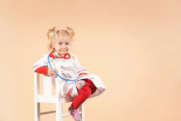 Enfant Avec Stéthoscope Sur Une Chaise Blanche Joue Docteur Petite — Photo