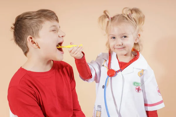 Dentysta Dziecięcy Radosny Pacjent Sprawdzają Zęby Wizycie Lekarza Koncepcja Prywatnego — Zdjęcie stockowe