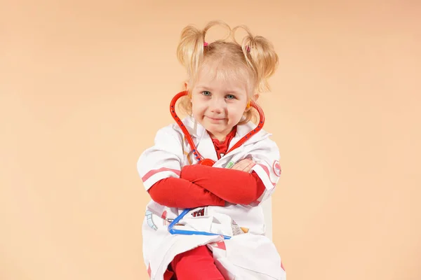 Mała Dziewczynka Stetoskopem Bawi Się Doktora — Zdjęcie stockowe