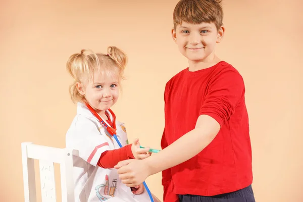 Malý Dětský Lékař Podá Svému Bratrovi Injekční Stříkačku Hračkou Kvalitní — Stock fotografie