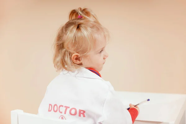 Ребенок Одетый Врачом Делает Заметки Блокноте Внимательно Слушает Пациента Высокое — стоковое фото