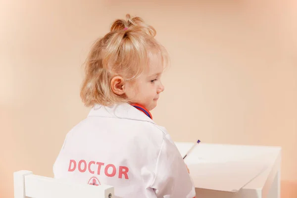 Malá Dívka Oblečená Jako Lékař Pečlivě Studuje Historii Nemocí Dělá — Stock fotografie