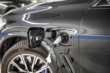 Yeraltı otoparkında elektrikli araçları şarj etmek için elektrik istasyonu. Yüksek kalite fotoğraf