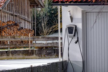 Özel bir evin duvarına elektrik santrali yüklemek. Yüksek kalite fotoğraf