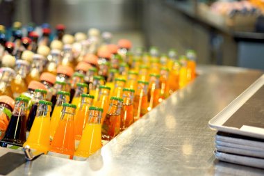 Vitrinde içkiler olan cam renkli şişeler. Yüksek kalite fotoğraf