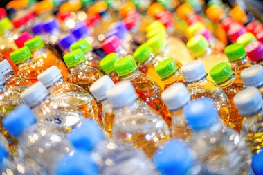 Karbonatlı tatlı içeceklerle renklendirilmiş plastik şişeler. Yüksek kalite fotoğraf