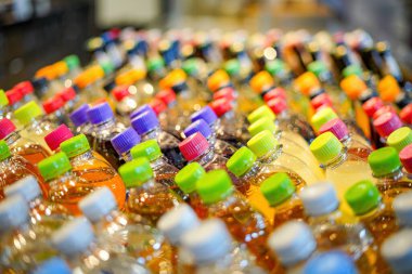Vitrininde renkli kapaklı içecekler olan plastik şişeler. Yüksek kalite fotoğraf