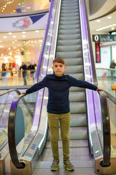 Ein Junger Mann Steht Einem Einkaufszentrum Vor Einer Rolltreppe Und — Stockfoto