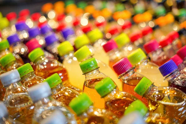 Karbonatlı tatlı içeceklerle renklendirilmiş plastik şişeler. Yüksek kalite fotoğraf