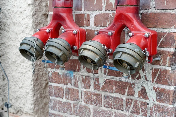 Fuego Hidrante Para Conjunto Rápido Agua Una Pared Ladrillo Foto — Foto de Stock