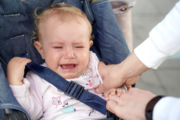 Uma Criança Pequena Está Chorando Carrinho Mãe Conforta Criança Foto — Fotografia de Stock