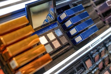 Makyaj malzemeleri ve makyaj malzemeleri bir dükkanın vitrininde. Yüksek kalite fotoğraf