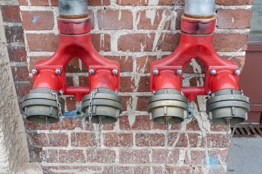 Duvardaki su setine karşılık yangın musluğu. Yüksek kalite fotoğraf