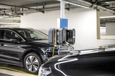 Yeraltı otoparkında elektrikli araçları şarj etmek için elektrik istasyonu. Yüksek kalite fotoğraf