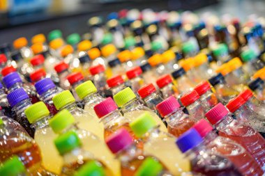 Vitrininde renkli kapaklı içecekler olan plastik şişeler. Yüksek kalite fotoğraf
