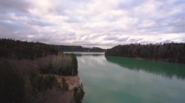 Ormanlı nehrin panoramik videosu. Köprüden görüntü. Yüksek kalite 4k görüntü