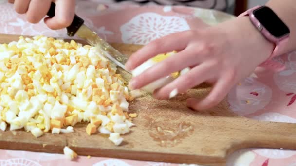 Chica Cocinar Corta Huevos Hervidos Trozos Pequeños Para Ensalada Imágenes — Vídeos de Stock