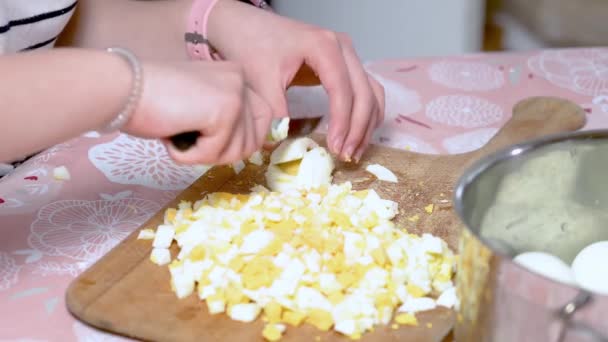 Chica Hace Una Ensalada Huevos Cocidos Los Corta Trozos Pequeños — Vídeos de Stock
