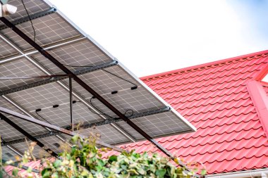 Özerk bir ekolojik elektrik olarak özel bir evde güneş panellerinden oluşan bir gölgelik..