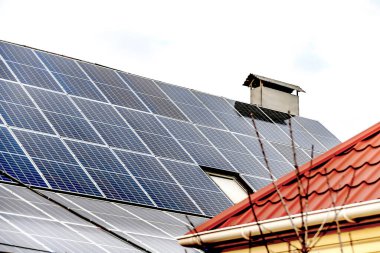 Özerk ekolojik elektrik olarak özel bir evde güneş panelleri.