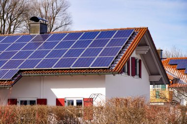 Güneş panelleri şeklinde özel bir evin çatısında güneş enerjisi var..