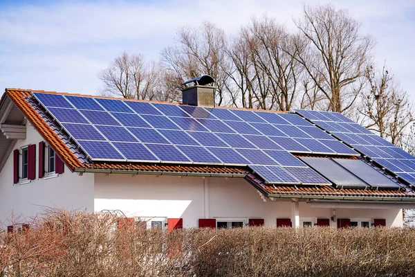 Solarzellen Auf Dem Dach Eines Privathauses Solarenergie — Stockfoto