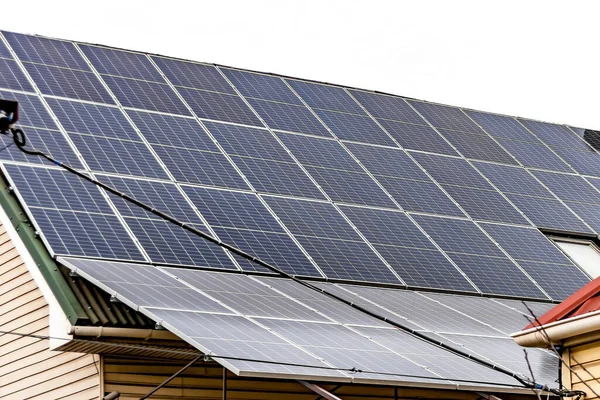 Сонячні Панелі Приватному Будинку Автономна Екологічна Електрика Стокове Зображення
