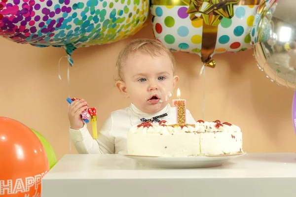 Ett Litet Barn För Födelsedag Nära Födelsedagstårta Bakgrunden Ballonger Högkvalitativt — Stockfoto