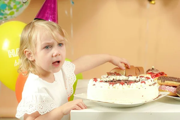 Trist Jente Ved Søtt Bord Spør Det Mulig Spise Kake – stockfoto