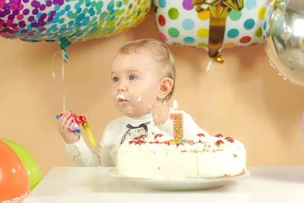 Ett Barn Med Ett Utsmetat Ansikte Tårta Nära Ett Brinnande — Stockfoto