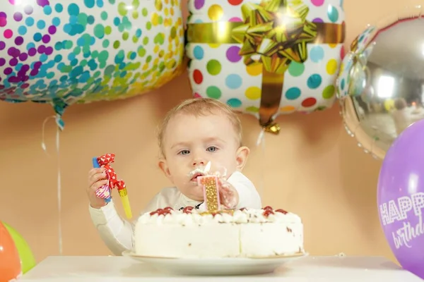 Ragazza Sorpresa Guarda Una Candela Accesa Una Torta Compleanno Foto — Foto Stock