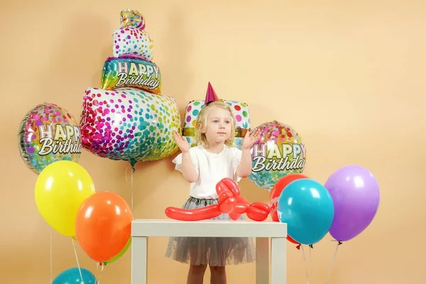 Uma Criança Aniversário Fundo Balões Está Esperando Por Presente Foto — Fotografia de Stock