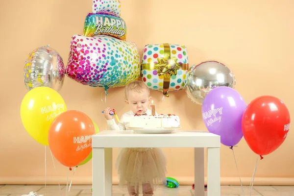 Förvånad Födelsedag Flicka Bakgrunden Ballonger Tittar Ljuset Och Klappar Händerna — Stockfoto