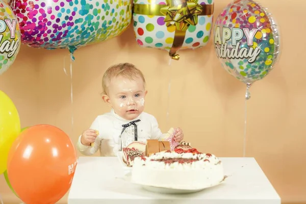 Bambino Piccolo Tavolo Festivo Mangia Una Torta Foto Alta Qualità — Foto Stock