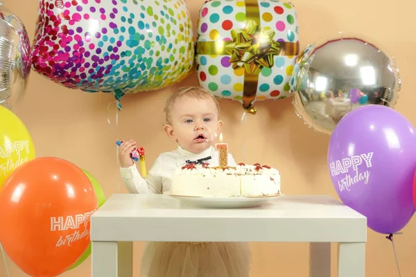 Balonların Arka Planındaki Sürpriz Doğum Günü Kızı Ellerini Çırpıyor Yüksek — Stok fotoğraf
