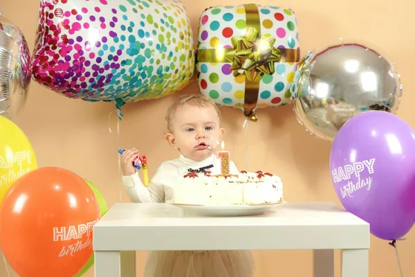 Balonların Arka Planında Doğum Günü Pastasının Yanında Küçük Bir Çocuk — Stok fotoğraf