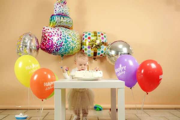 Balonların Arka Planında Doğum Günü Pastasının Yanında Küçük Bir Çocuk — Stok fotoğraf