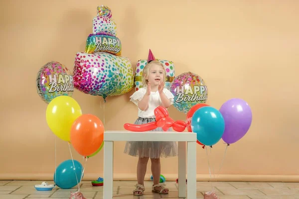 Balonların Arka Planındaki Sürpriz Doğum Günü Kızı Ellerini Çırpıyor Yüksek — Stok fotoğraf