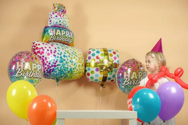 Uma Criança Aniversário Fundo Balões Está Esperando Por Presente Foto — Fotografia de Stock