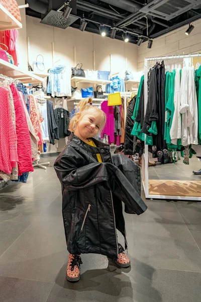 Menina Shopping Está Vestida Com Várias Roupas Adultas Foto Alta — Fotografia de Stock
