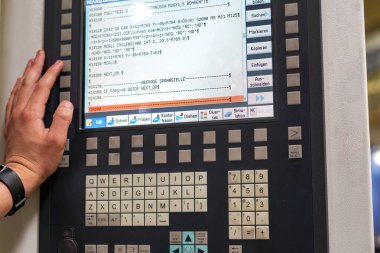 CNC değirmen makine programcısı kesme parametrelerini değiştirmek için program ayarlamaları yapar.